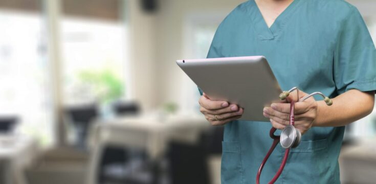 nurse-holding-tablet